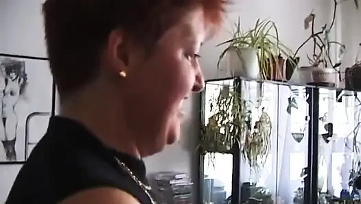 Rothaarige spielt mit ihren fingern und seinem schwanz