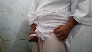 Il cavedano si masturba non tagliato in pantaloni larghi rosa chiaro