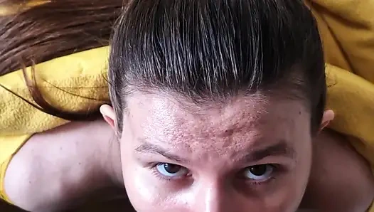 Gerçek Rus çiftin oral seksi, götüne boşalma ve oral seks yıkamadan sonra