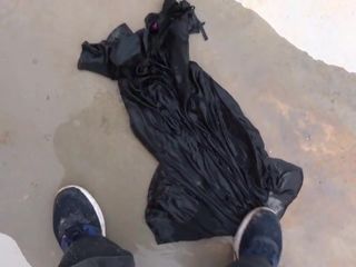 Curăță pantofii pe rochia neagră umedă 7