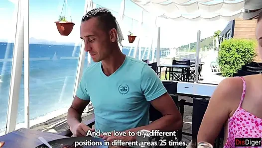 Eş değiştiren çiftler eş değiştirme için buluşuyor ve aynı kanepede tutkulu seks yapıyor