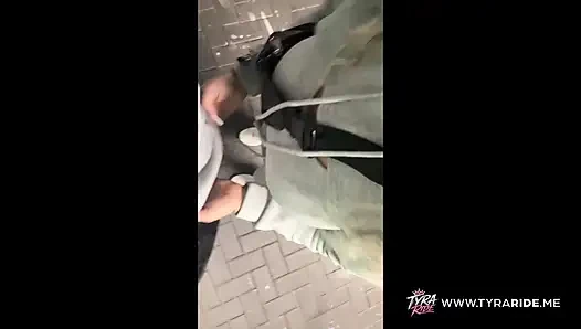 Cewek semok bertato rambut cokelat dengan lingerie hijau berpose sebelum dientot habis-habisan