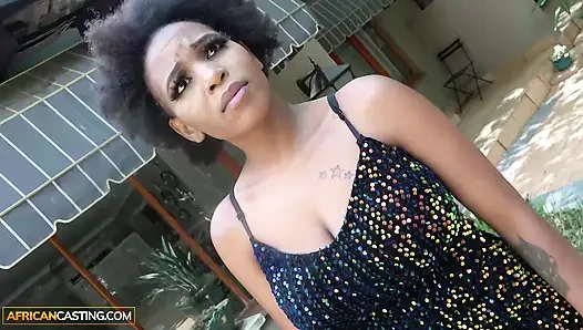 Tante seksi kulit hitam ini berusaha keras untuk ngentot habis-habisan sampai dia meringis kesaksaan!
