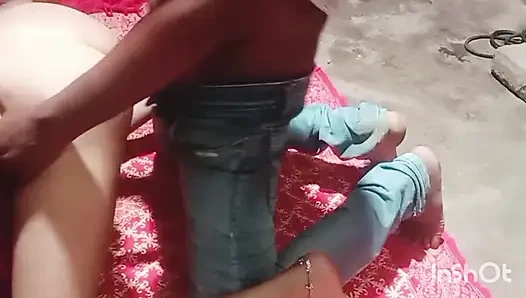 Mere pass ek hi Sadi hai, desi bhabhi ko pela