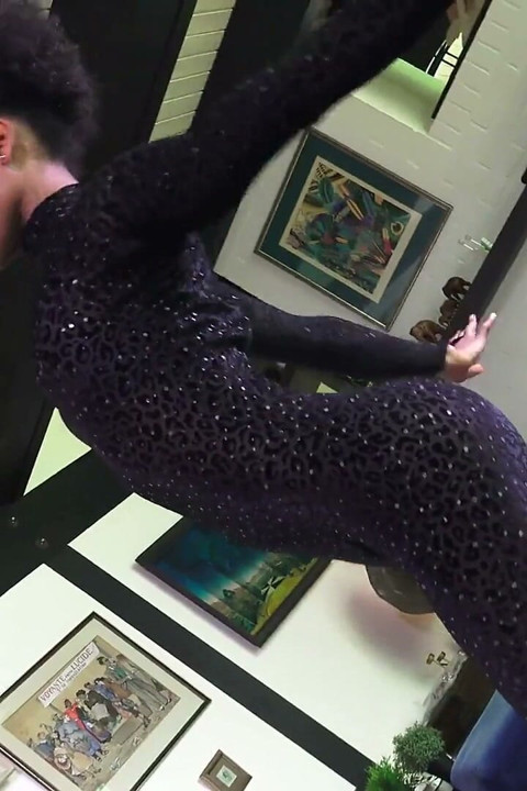 Sjajni crni catsuit