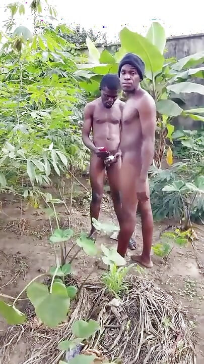 Dva Afrikanci, pastiri se u grmlju