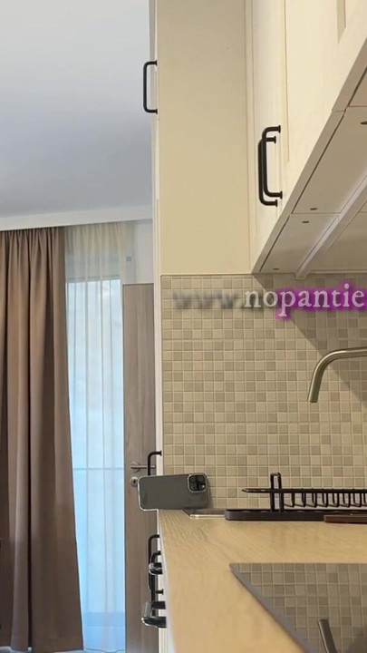 Morate podijeliti trenutak iz "Seksi i napaljene duge noge mršavoj kurvi dosađuje se u prozirnoj prozirnoj haljini"