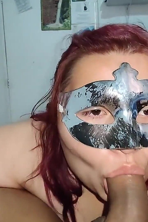 Si Dia suka bermain dengan batang saya dalam mulutnya dan menggeselnya di mukanya