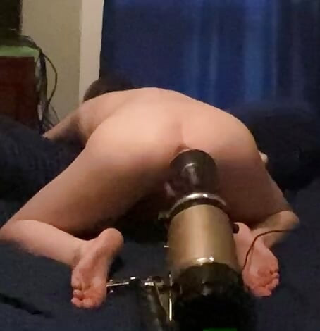 Můj sexuální stroj mě nutí velmi hlasitě sténat!