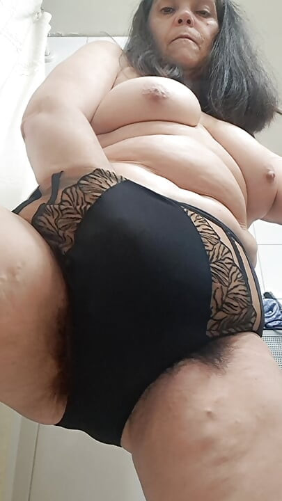 uma sessão de masturbação rápida e intensa debaixo da calcinha