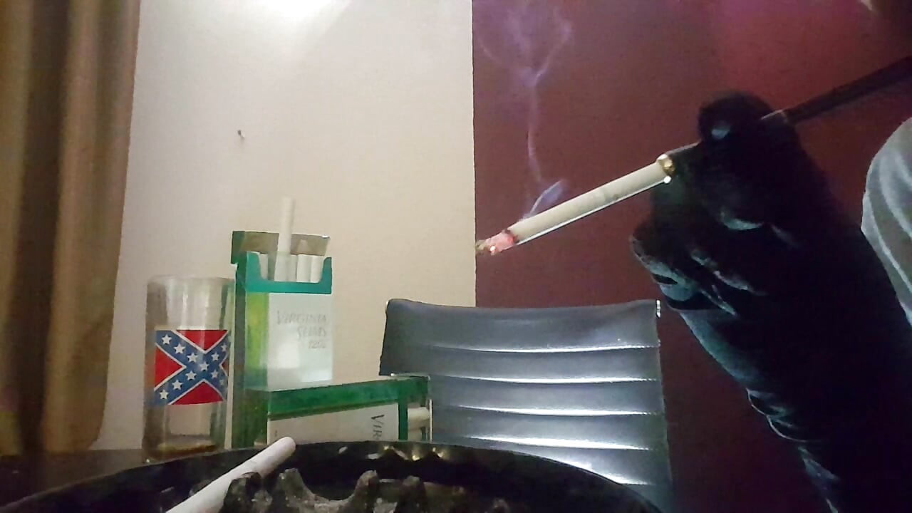 MEIN SCHMUTZIGER ASCHENBECHER GEGEN 120 & INHABER RAUCHT MIT HANDSCHUHEN