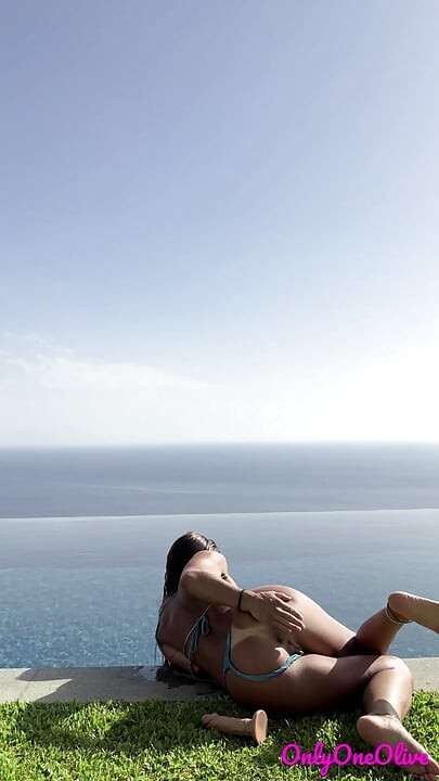 Jeu de cul au bord de la piscine et plaisir anal pour une petite femme