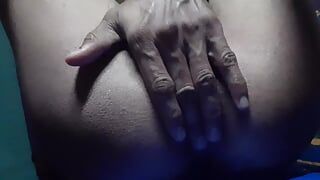 Ngentot pantat pria india pakai jari di lubang hitamnya