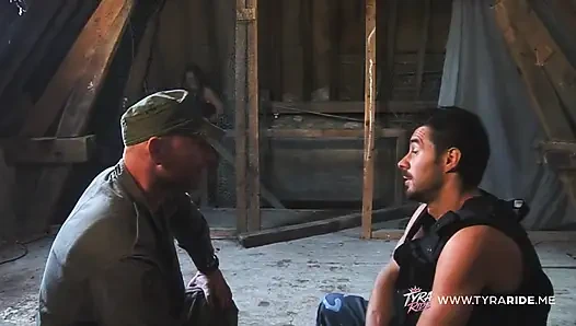 Camo'da sarışın ve ormanda kırmızı iç çamaşırlı esmer