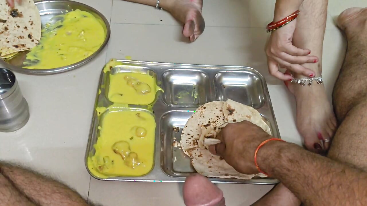 Bhabhi ko khana khate khate hi chod diya