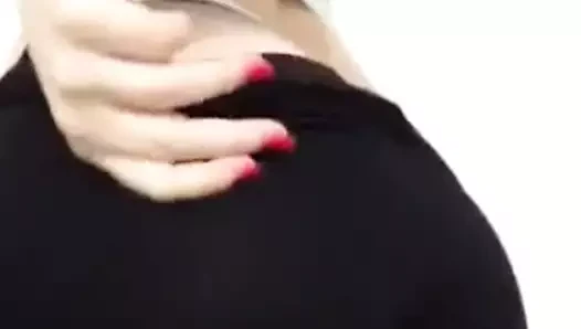 Süßes Mädchen zeigen und fingern