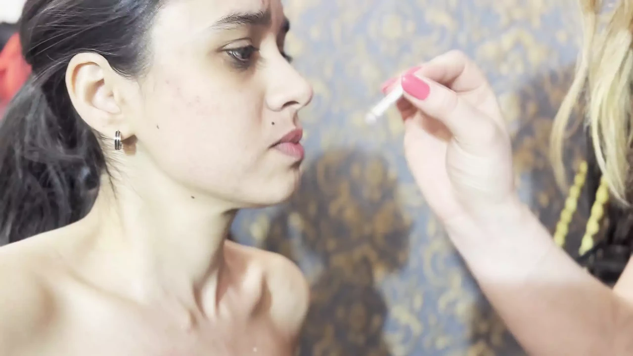 燃烧顺从的女孩的胸部和乳头 - 熄灭香烟在她脆弱的皮肤上