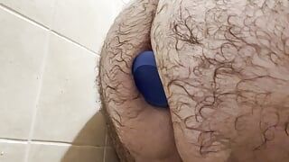 Orso gioca con il suo culo tra la doccia