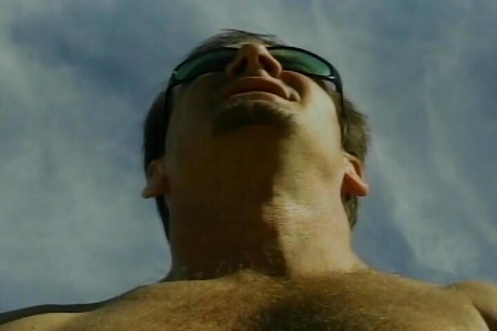 Perfektní blonďatá holka dostane výstřik na obličej po venkovním šukání u bazénu