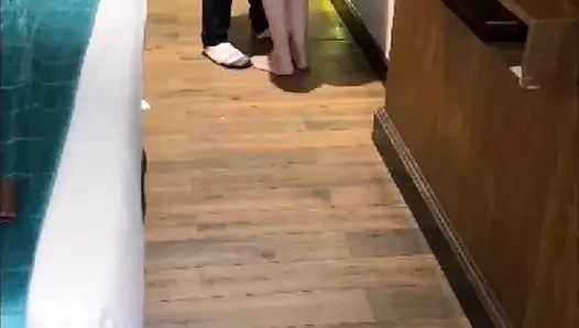 Berani sama cowok pengantar barang dan ngasih hadiah seks kasarnya