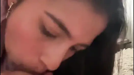 Güzel yüzlü güzel Hintli kadın, penis emiyor ve sonra dört ayak üzerinde sikişiyor, etkileyici derecede büyük bir poposu var