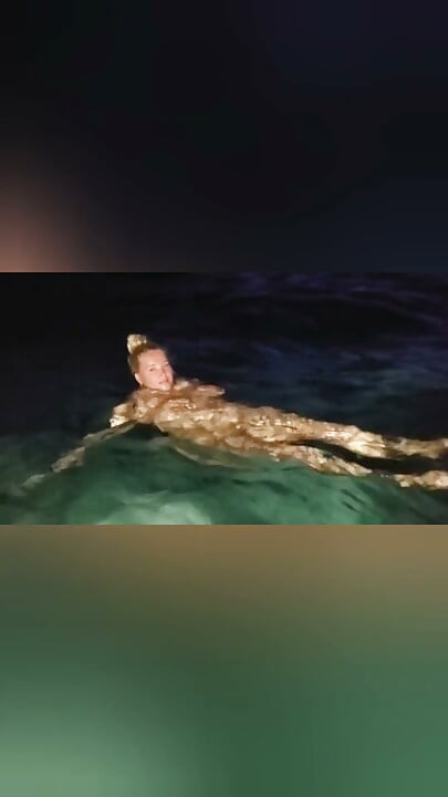Gầy dipping trong biển Aegean ở Hy Lạp vào ban đêm!