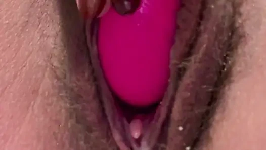 Istri merekam masturbasi memek basah berbulu closeup