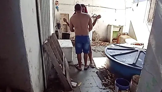 Ich lege es heiß auf die putzfrau im garten