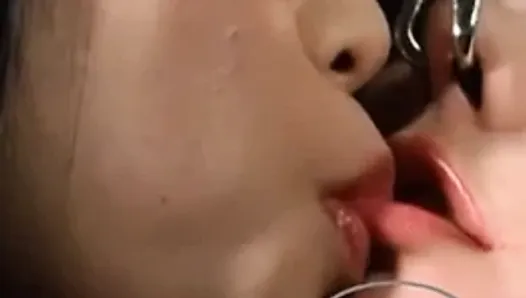 Азиатка целуется