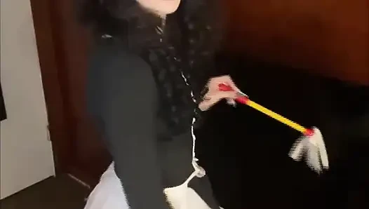 Mein zierliches Goth-zimmermädchen bückt sich immer wieder und ich konnte mir nicht helfen