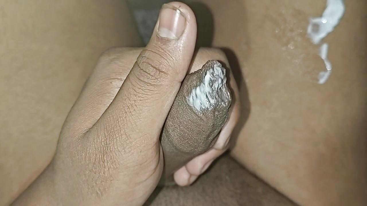 Mladić koji nosi fudbalski šorts svršava puno masturbirajući veliki debeli obrijani kurac