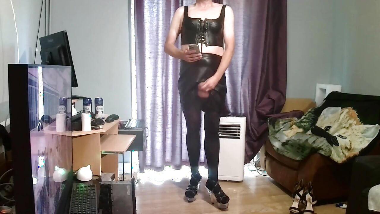 Maninboots Cumming with a Pulsating Anal Toy