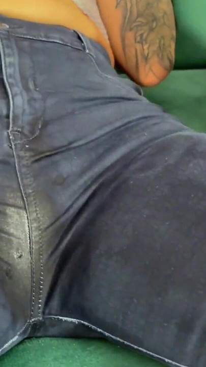 Dua wanita menggosok seluar panas mereka | Klip 3