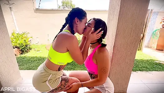 Sapık Mary ve April Bigass sapık aşırı gırtlağına kadar öğürüyor, dağınık gerçek sahte değil!