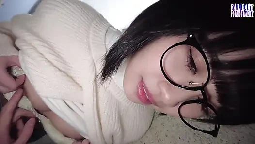 Tatlı gözlüklü tatlılar tembel bir günde sonsuz gulp mutluluk içinde sıcak damlaların tadını çıkarıyor -bölüm.1