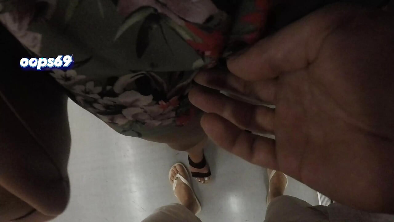 hot MILF(chodne laayak mammi) ajanbi bhir bhari tren men shorts ke maadhyam se mere sakht land ko pakarti hai aur ragarti hai