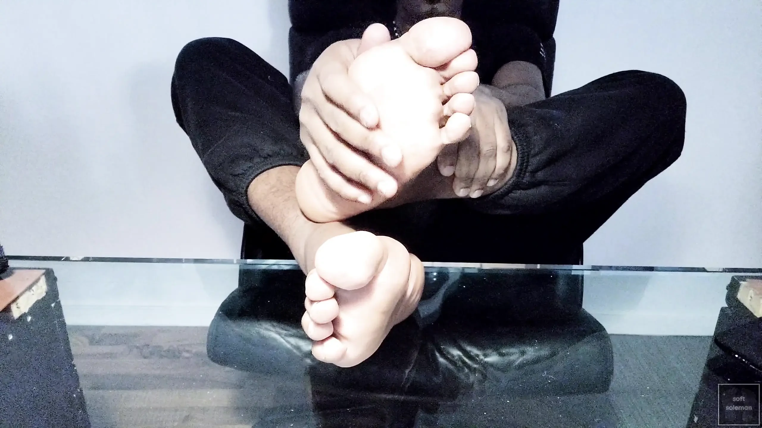 I expose my bright male soles (2025)