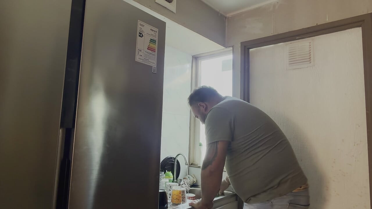 我想在我的继父洗杯子的时候被他操