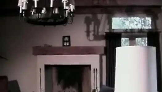 Büyük memeli sarışın sert pompalanıyor ve beyaz bir kolye kazanıyor