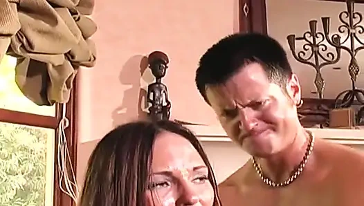 Verführerische brünette MILF genießt leidenschaftliches muschilecken und hartes ficken