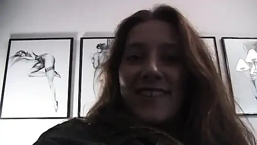 Büyük memeli orta yaşlı seksi kadın edepsiz amını tatmin ediyor