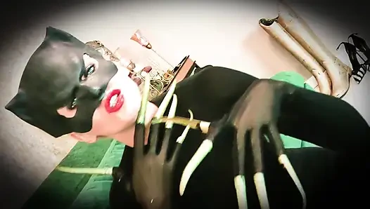 Батман заперли в сапогах кошки