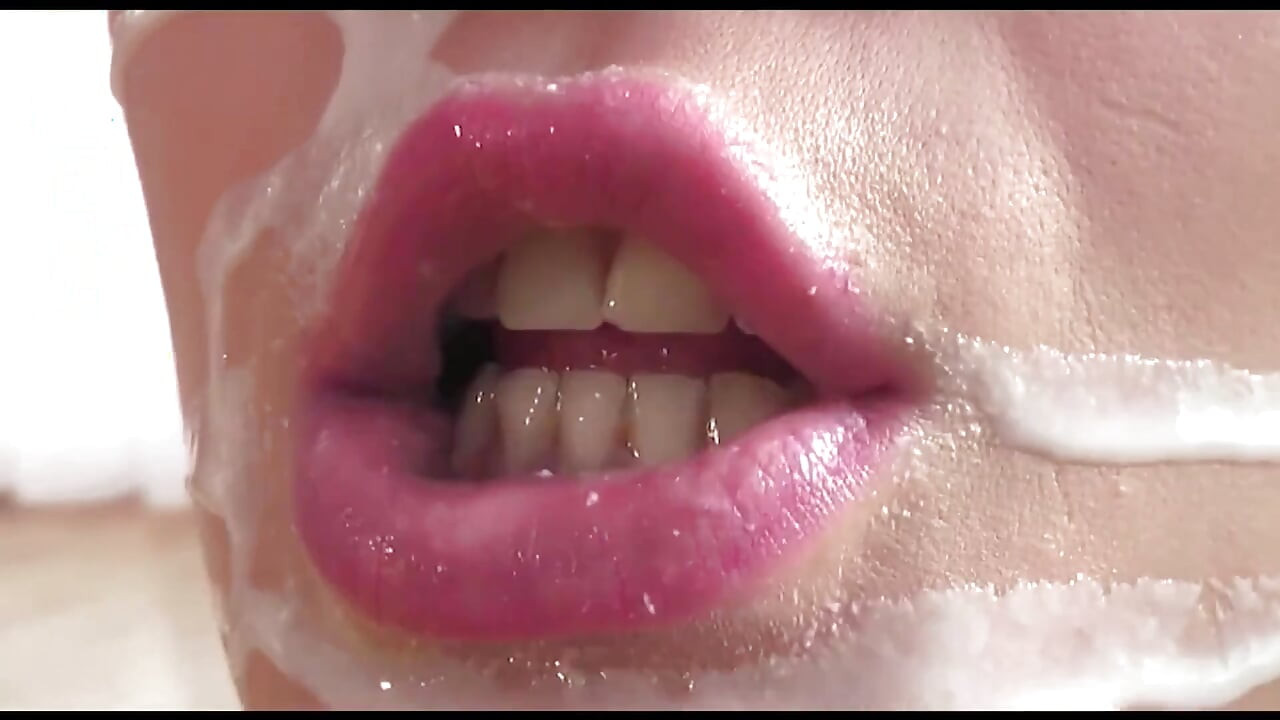 Natte Spellen voor Jasmine Rouge's Amazing Body