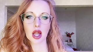 Crvenokosa MILF prljavo priča i zadirkuje svoje seksi usne i napaljeno lice
