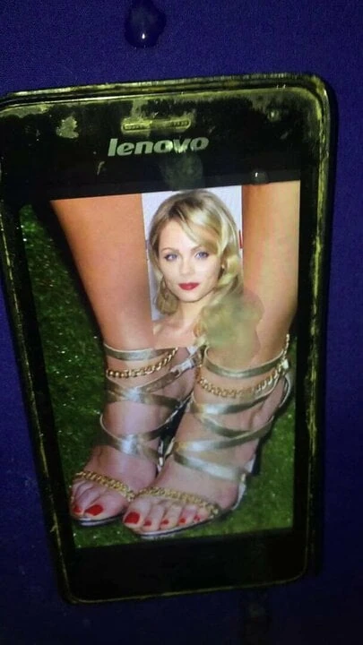 MY BITCH LAURA VANDERVOORT FEET CUM
