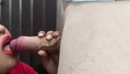 Üvey erkek kardeşler evin tek başına olmasının avantajını kullanıyor ve lezzetli bir sikişin tadını çıkarıyor