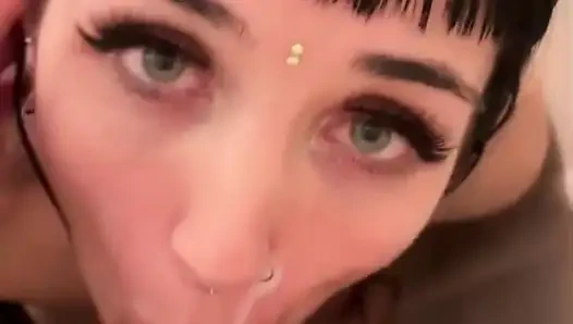 Вкусный кончающий шот на её шлюшное лицо