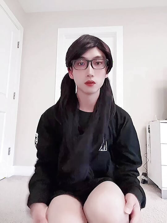 Asiatisk CD Eva i kæreste t-shirt og nøgen strømpebukser