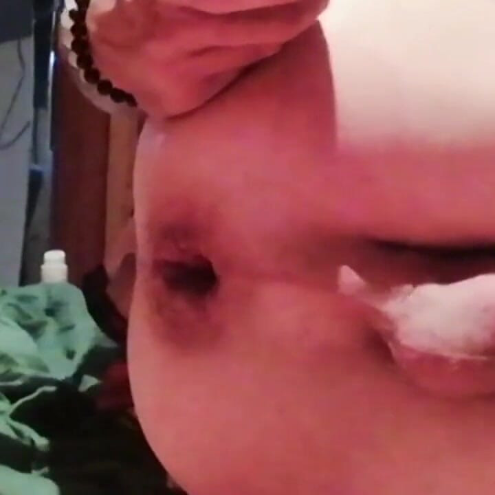 Mršavi mladić razbija joj