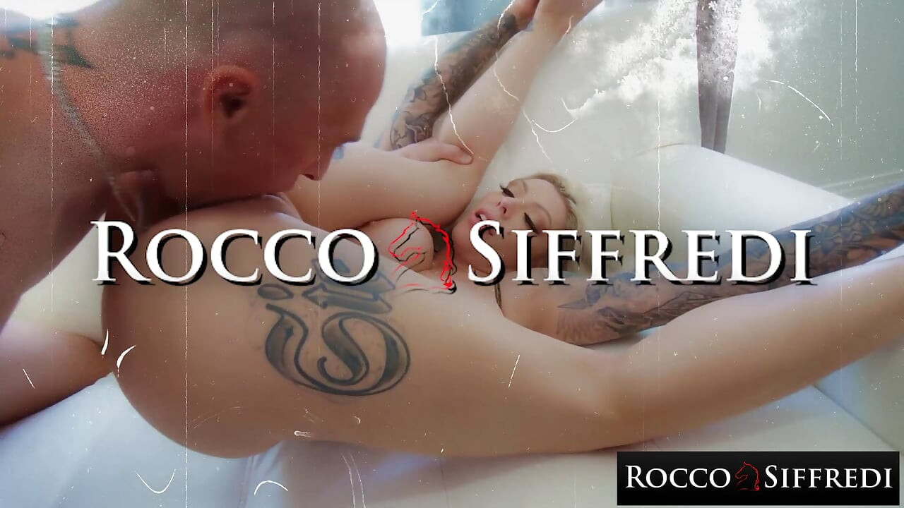 ROCCO SIFFREDI - Kåt Babe tar to massive kuker i det trange rumpehullet hennes